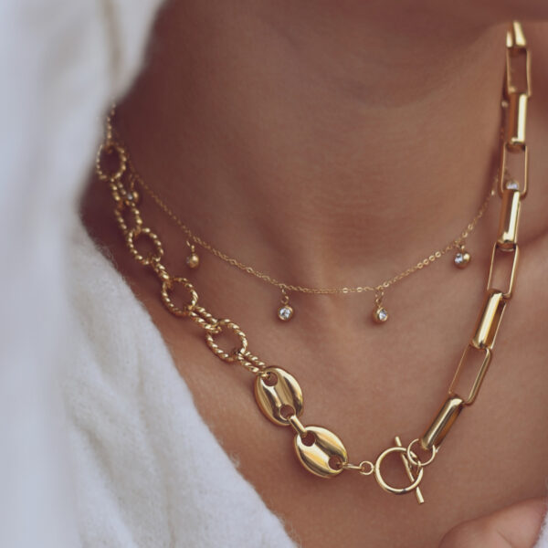 Colar em aço com pendentes redondos com brilhantes