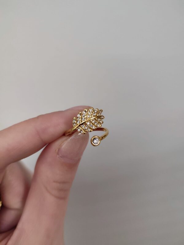 Anel em aço ajustável com folha com brilhantes e brilhante maior na outra extremidade