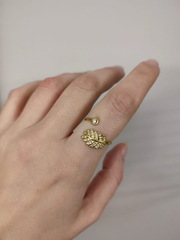 Anel em aço ajustável com folha com brilhantes e brilhante maior na outra extremidade