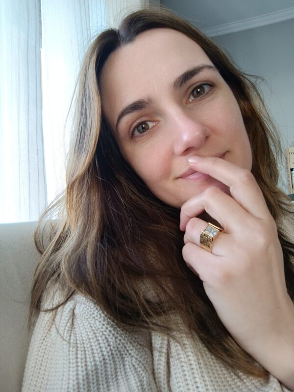 Anel em aço largo com relevo e pedra brilhante retangular ao centro