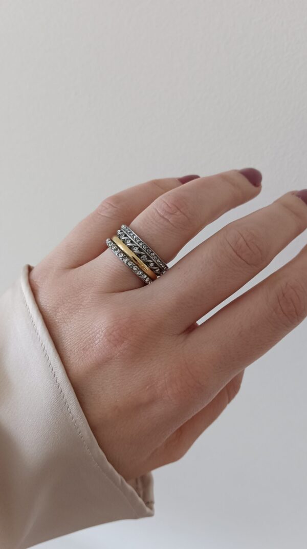 Anel em aço prateado escurecido e dourado, com duas fileiras de zirconias