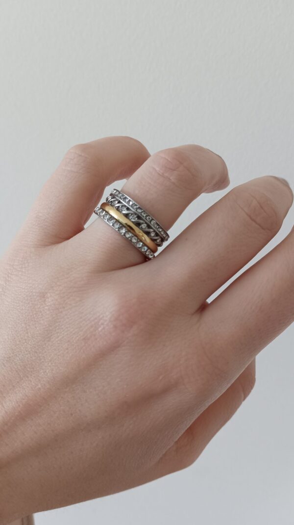 Anel em aço prateado escurecido e dourado, com duas fileiras de zirconias