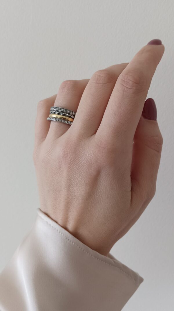 Anel em aço prateado escurecido e dourado, com duas fileiras de zirconias