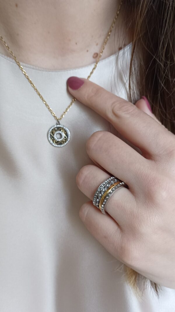 Anel em aço prateado escurecido e dourado, com duas fileiras de zirconias