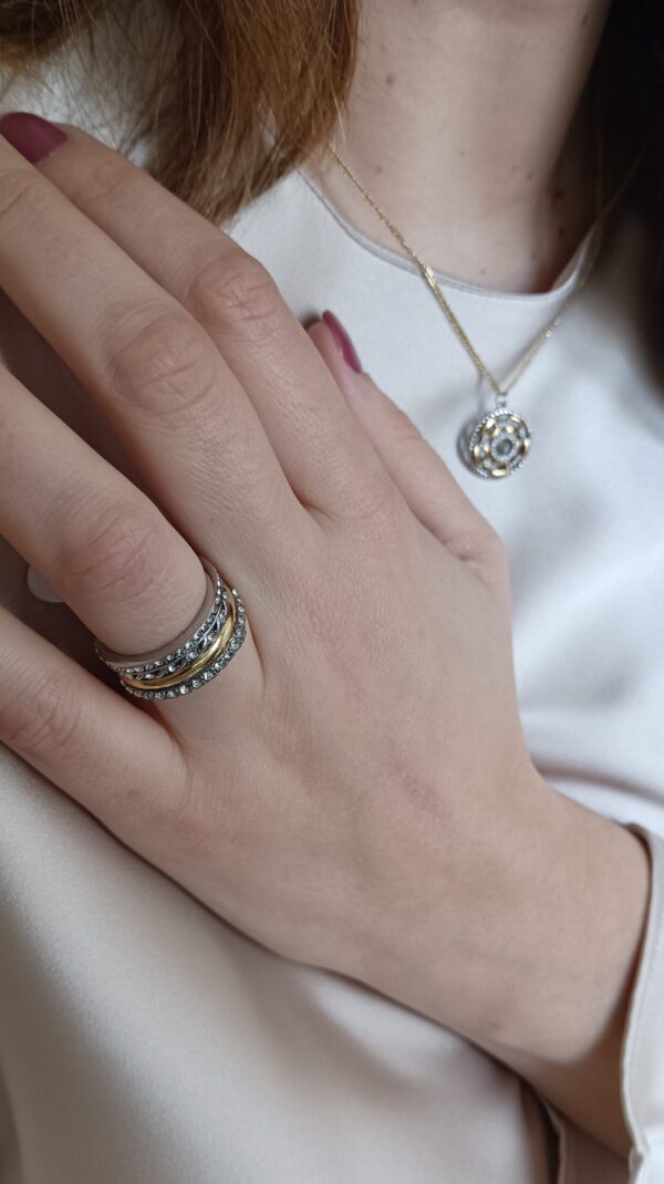 Anel em aço prateado escurecido e dourado, com duas fileiras de zirconias