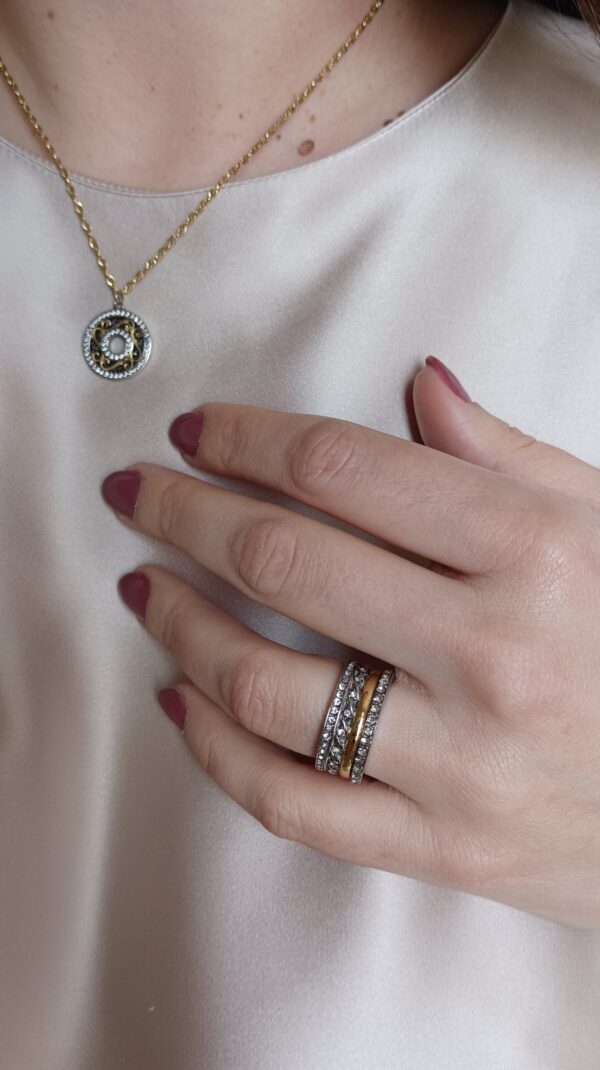Anel em aço prateado escurecido e dourado, com duas fileiras de zirconias