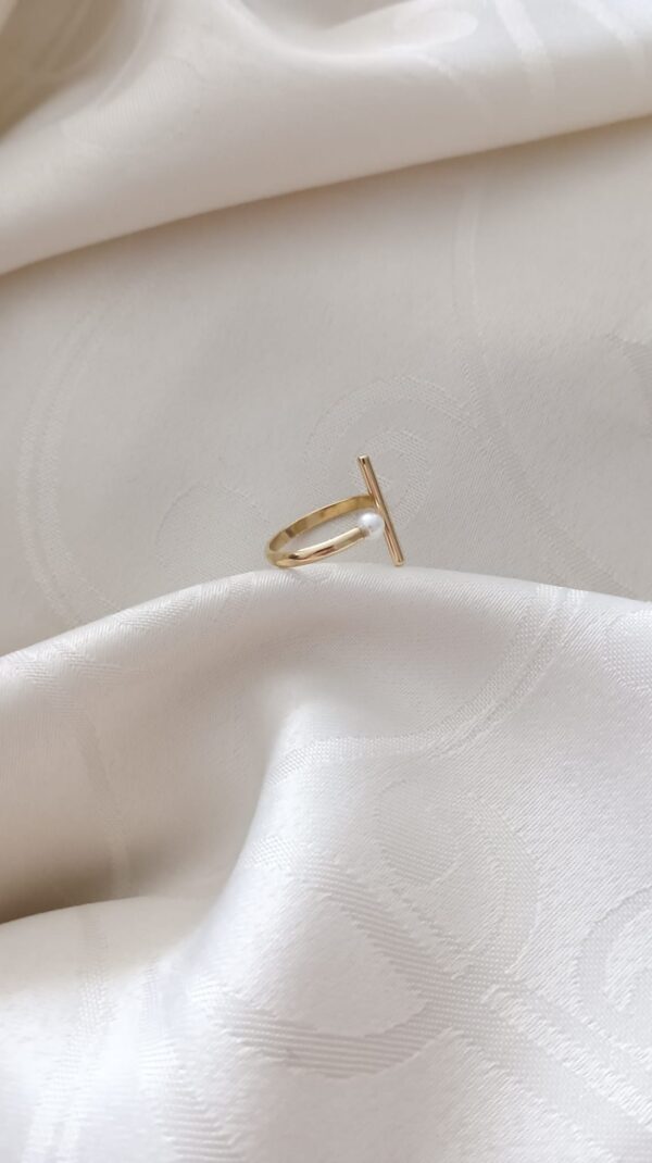 Anel ajustável em aço com uma pérola numa das extremidades