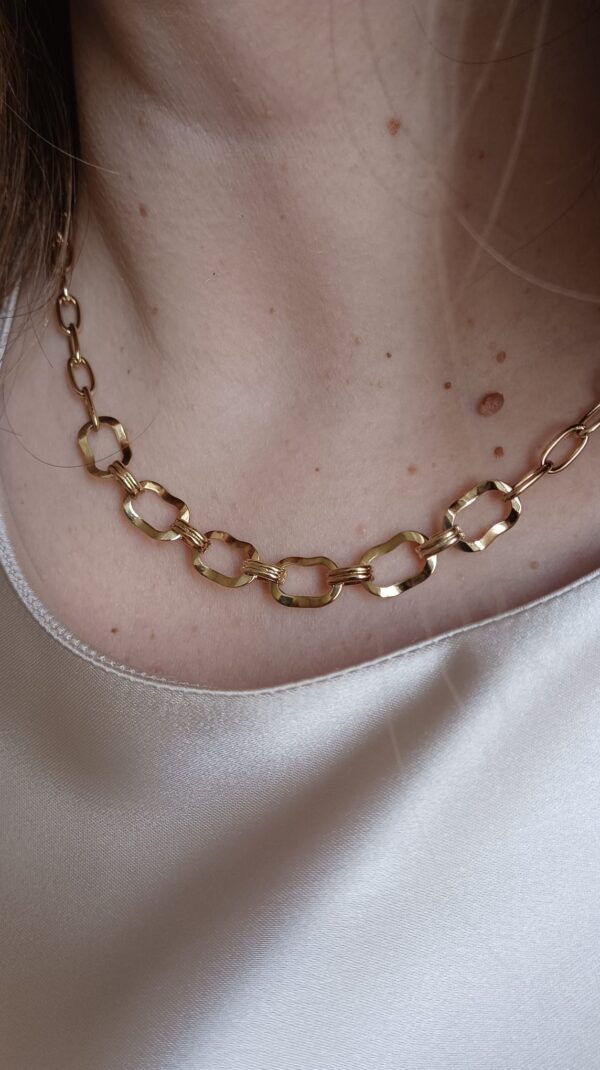 Colar em aço de argolas, sendo algumas delas maiores e texturadas