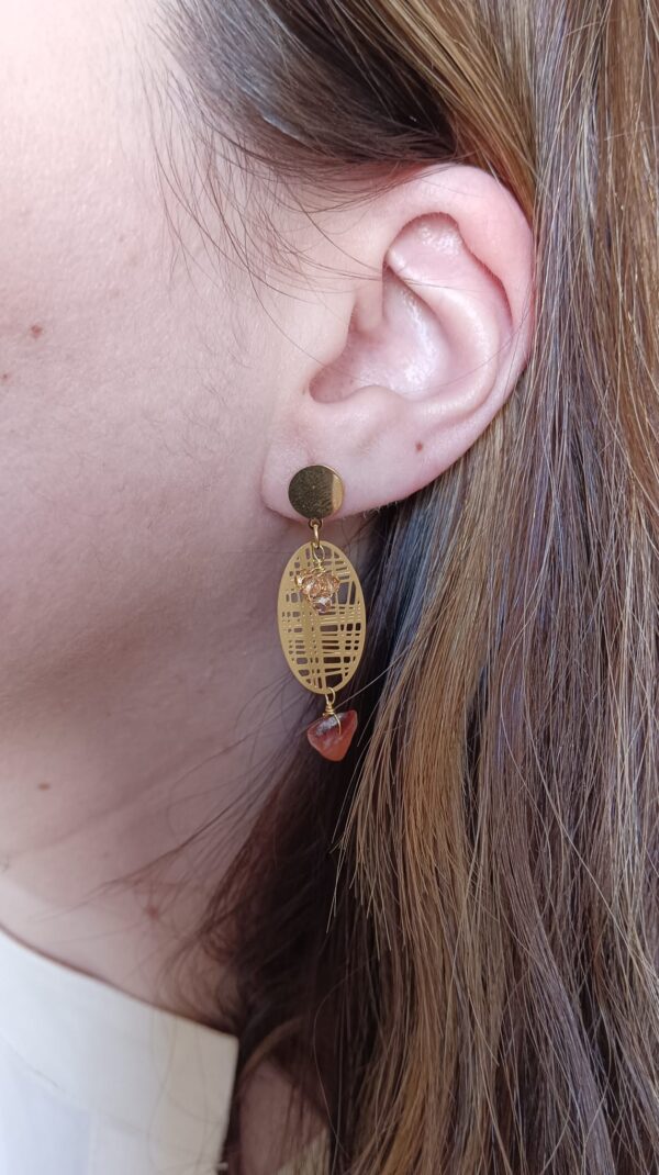 Brincos em aço ovais com pedras e missangas de cor