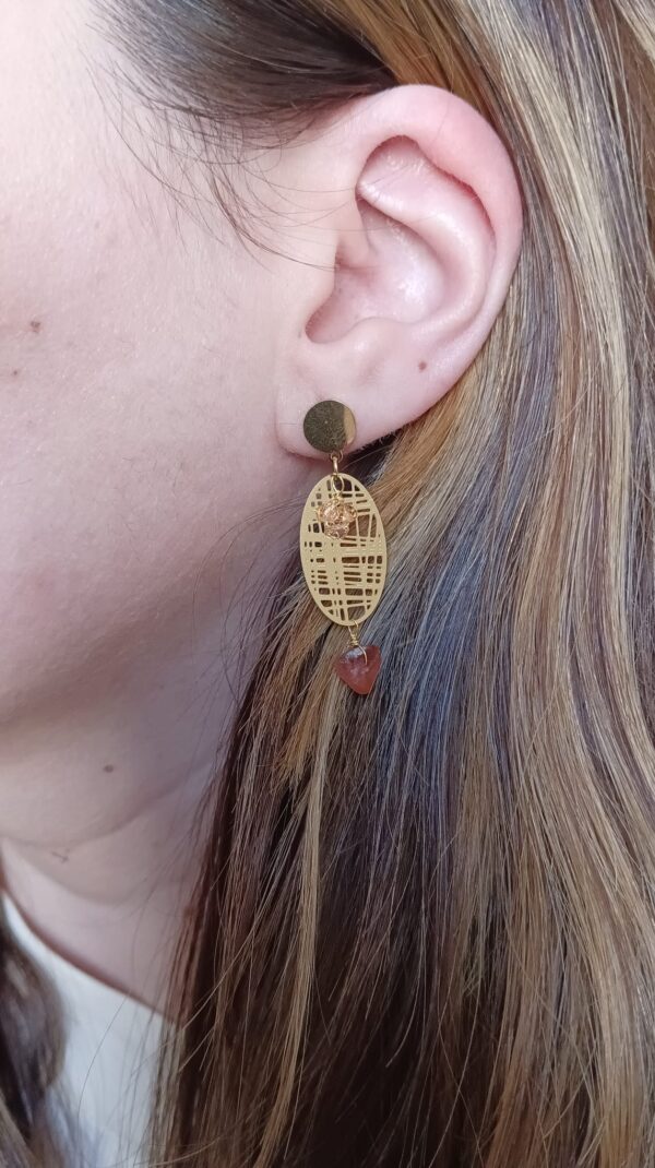 Brincos em aço ovais com pedras e missangas de cor