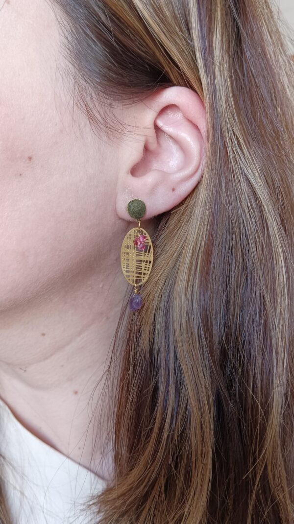 Brincos em aço ovais com pedras e missangas de cor