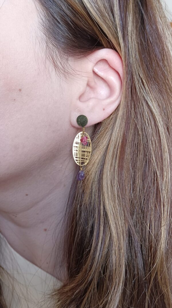 Brincos em aço ovais com pedras e missangas de cor