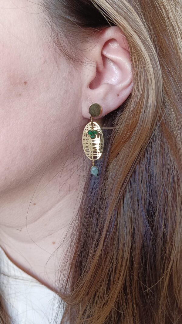 Brincos em aço ovais com pedras e missangas de cor