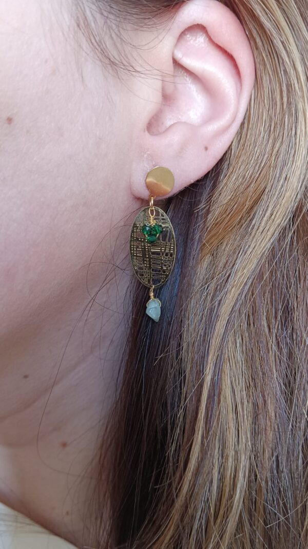 Brincos em aço ovais com pedras e missangas de cor