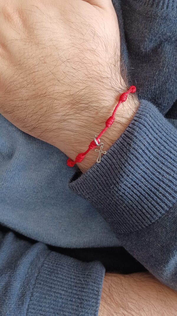 Pulseira dos 7 nós vermelha com pendente cruz prateada