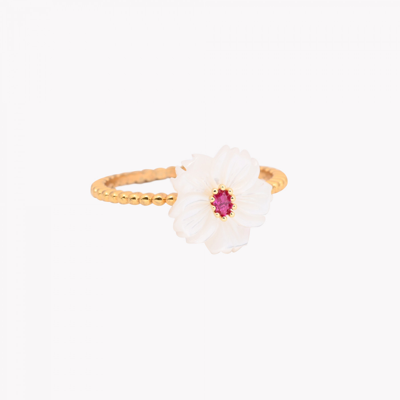 Anel em aço e madrepérola com fio muito fino e pendente em forma de flor com brilhante de cor ao centro e brilhantes brancos mais pequenos à volta
