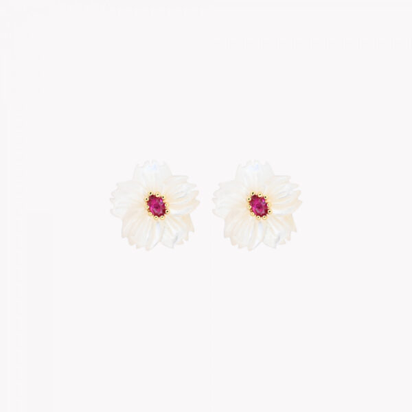 Brincos em aço e madrepérola em forma de flor com brilhante de cor e brilhantes brancos mais pequenos à volta