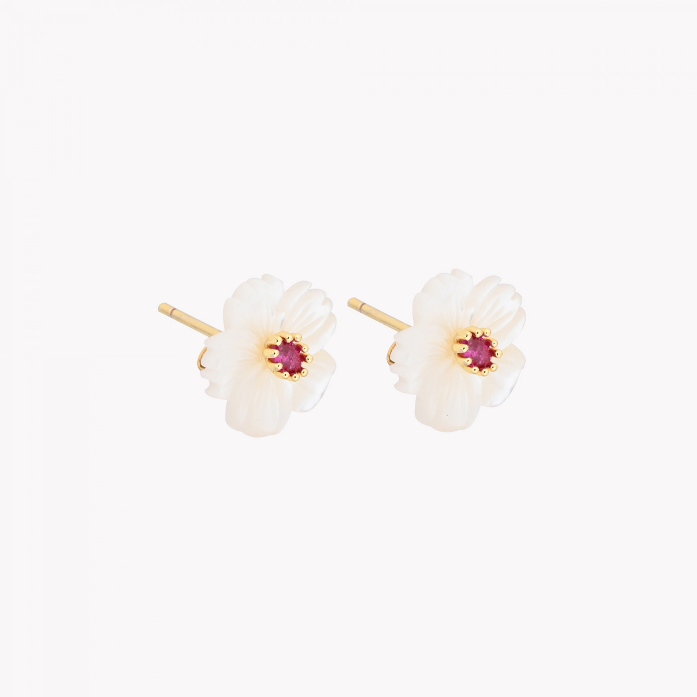 Brincos em aço e madrepérola em forma de flor com brilhante de cor e brilhantes brancos mais pequenos à volta