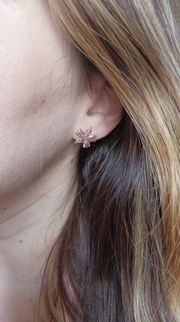 Brincos em aço em forma de flor com brilhantes de cor rosa