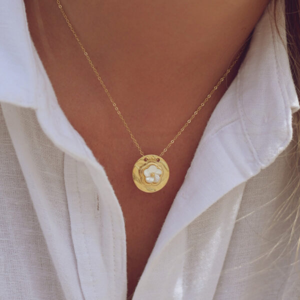Colar em aço com pendente circular com textura e com flor ao centro