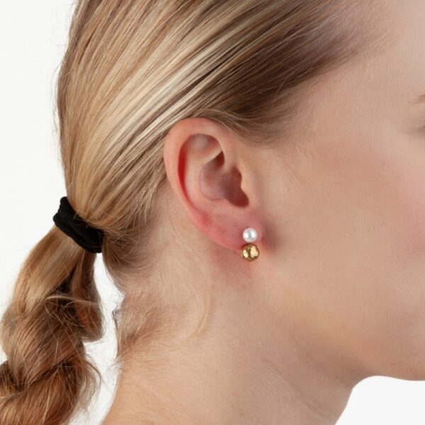 Brincos em aço com bola de Viana e pérola