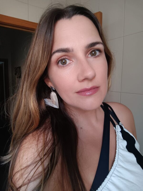Brincos em aço com coração pequeno na zona da orelha e coração grande pendente