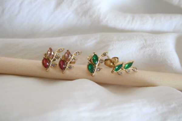 Brincos em aço em forma de folha com brilhantes de cor