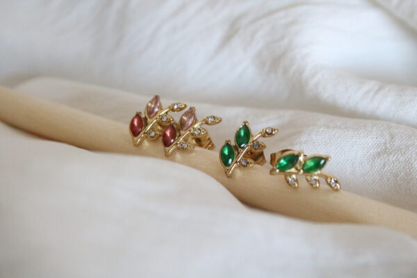 Brincos em aço em forma de folha com brilhantes de cor