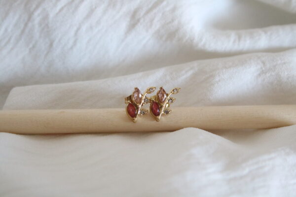 Brincos em aço em forma de folha com brilhantes de cor