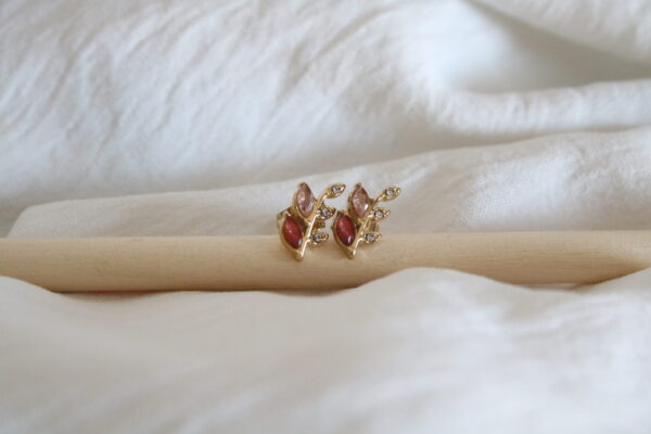 Brincos em aço em forma de folha com brilhantes de cor