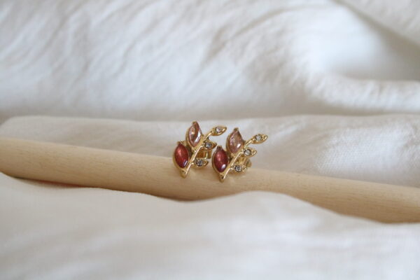 Brincos em aço em forma de folha com brilhantes de cor