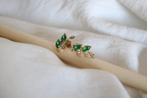 Brincos em aço em forma de folha com brilhantes de cor