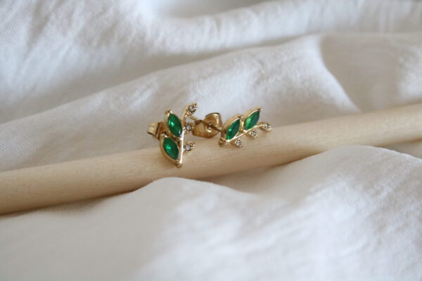 Brincos em aço em forma de folha com brilhantes de cor