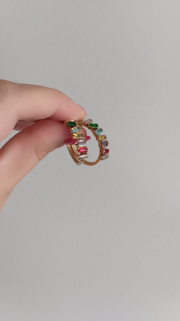 Argolas em aço com pedras brilhantes em parte da superfície