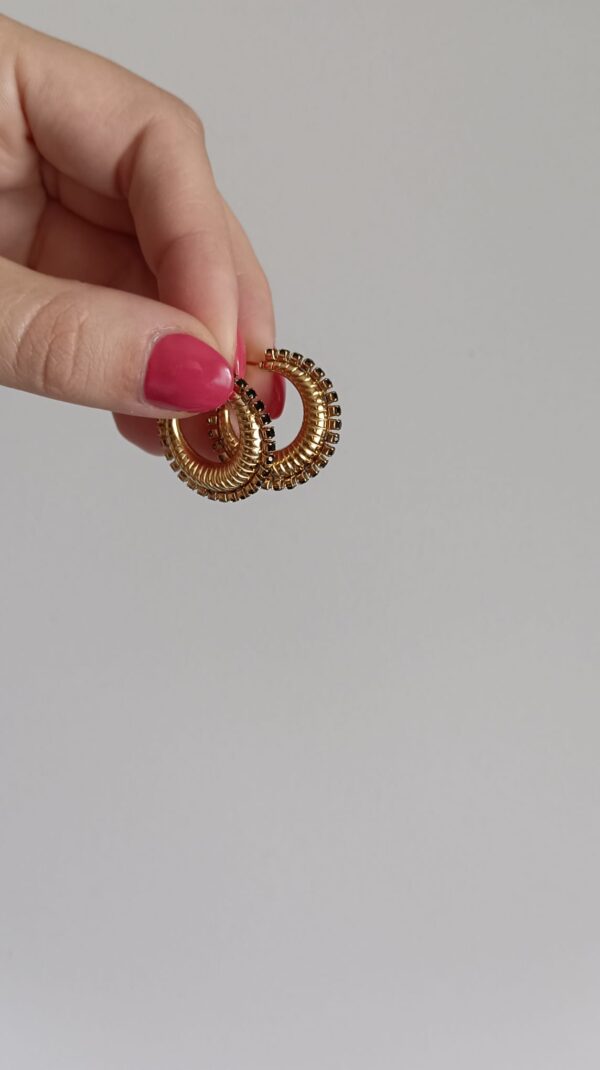 Argolas em aço com zirconias pretas