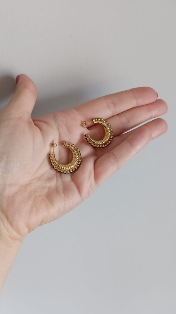 Argolas em aço com zirconias pretas