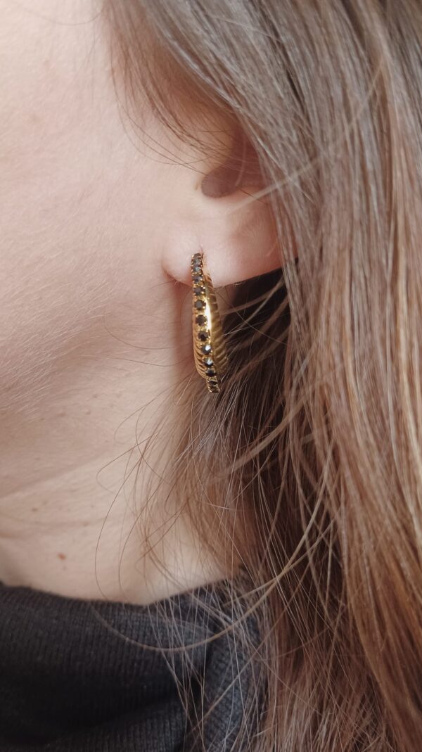 Argolas em aço com zirconias pretas