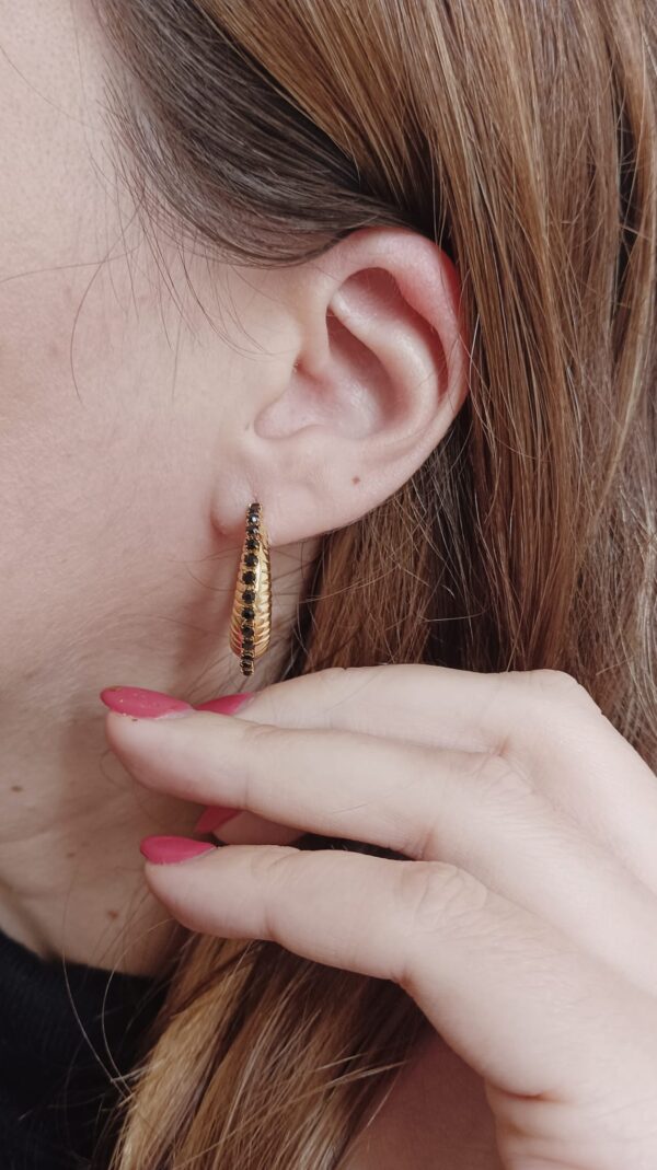 Argolas em aço com zirconias pretas