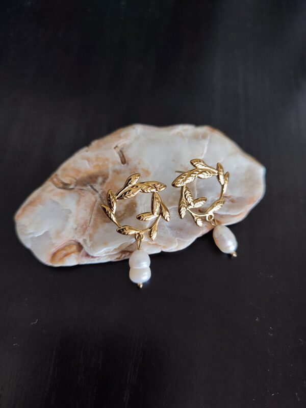 Brincos em aço com formas de folhas e pérola de água doce