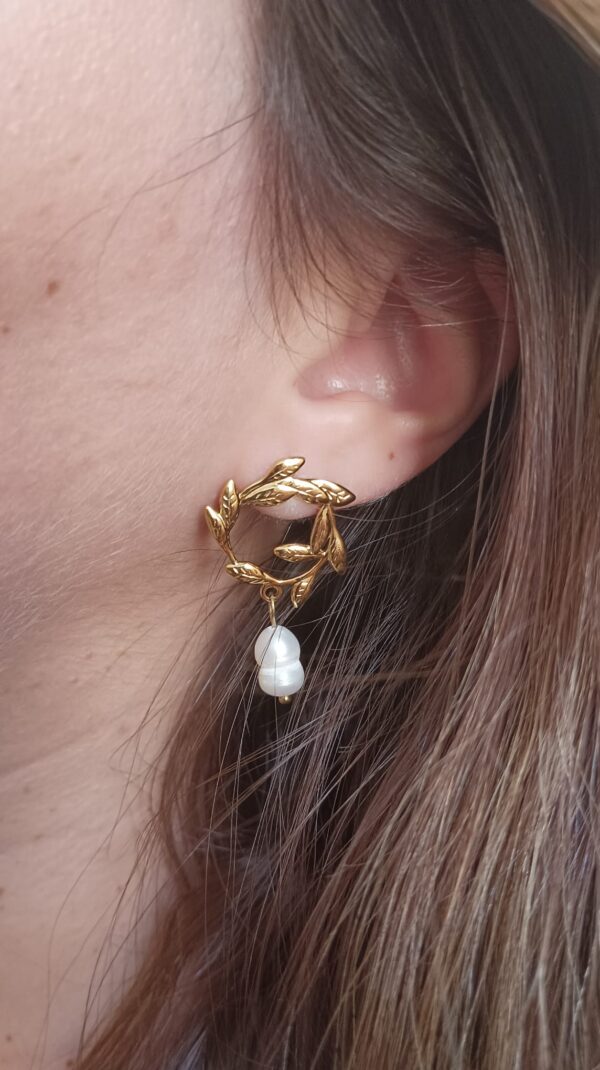 Brincos em aço com formas de folhas e pérola de água doce