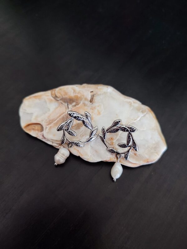 Brincos em aço com formas de folhas e pérola de água doce