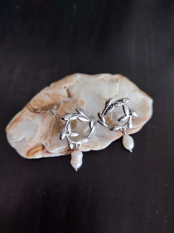 Brincos em aço com formas de folhas e pérola de água doce