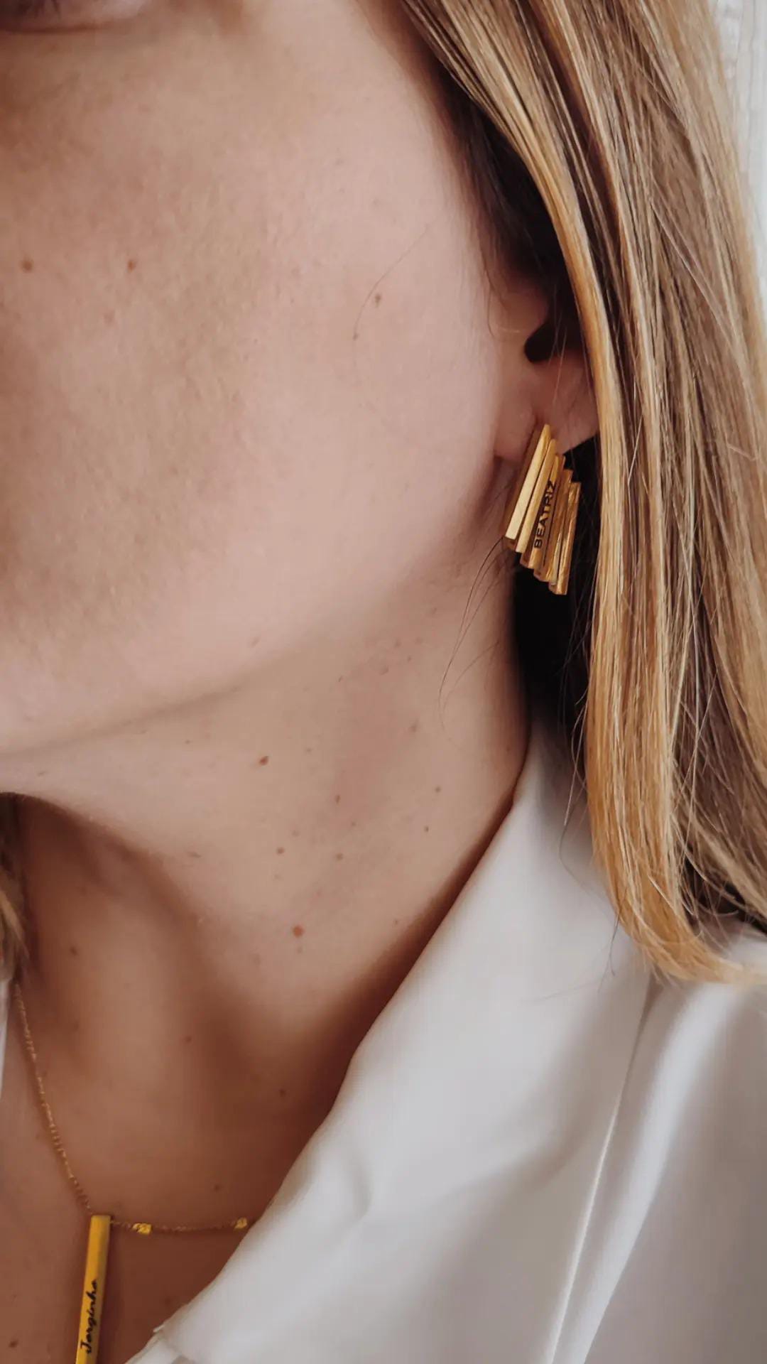 Brincos em aço que podem ser personalizados com gravação