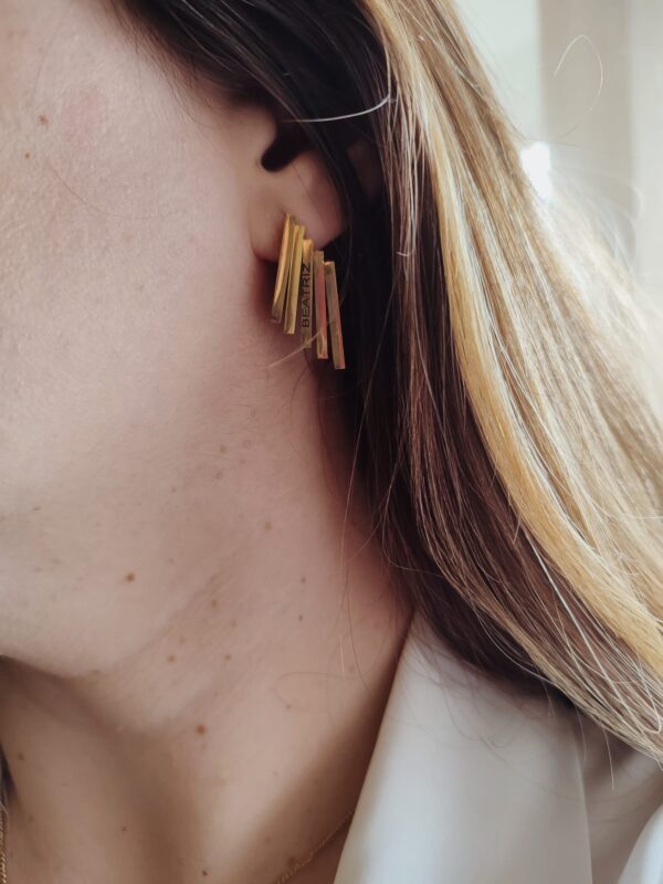 Brincos em aço que podem ser personalizados com gravação