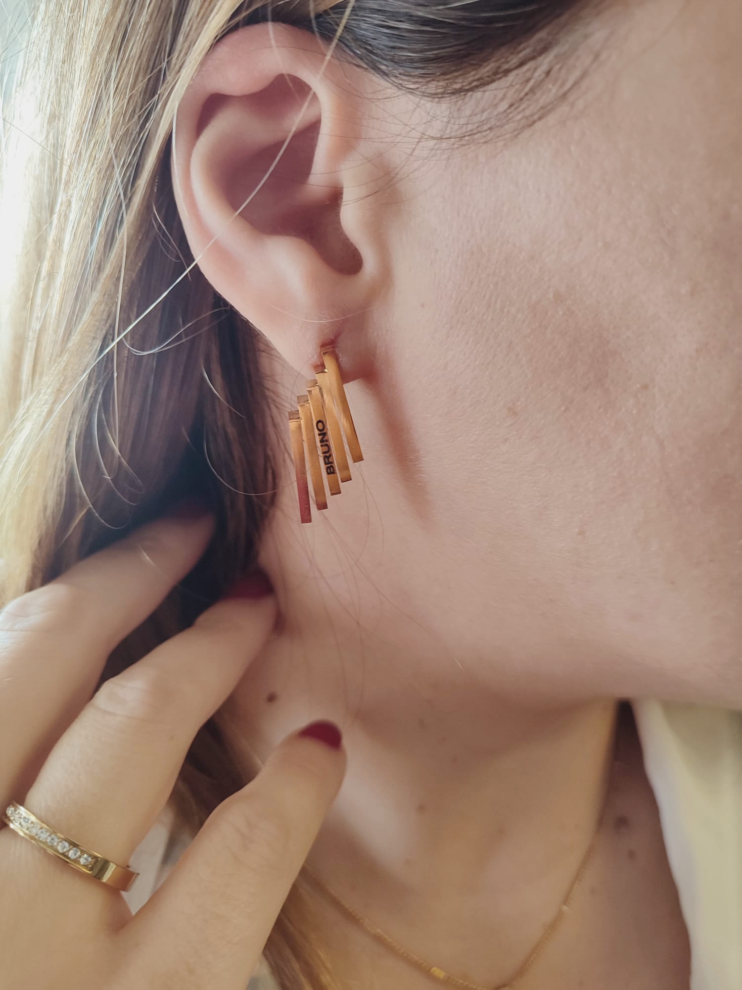 Brincos em aço que podem ser personalizados com gravação