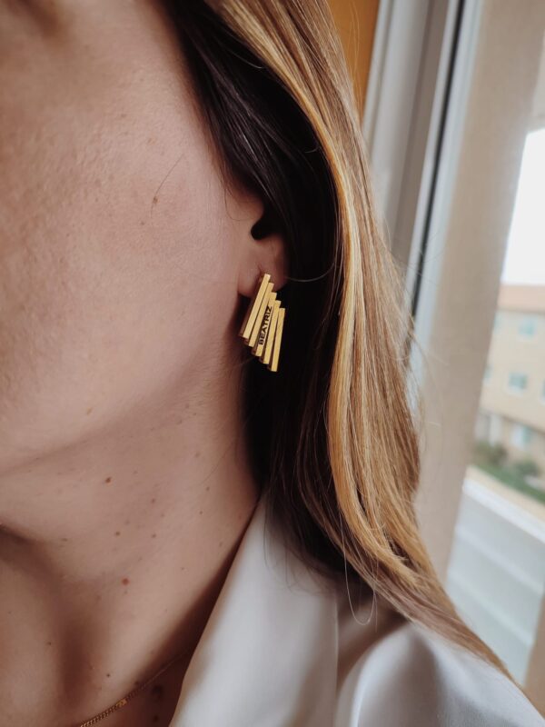 Brincos em aço que podem ser personalizados com gravação