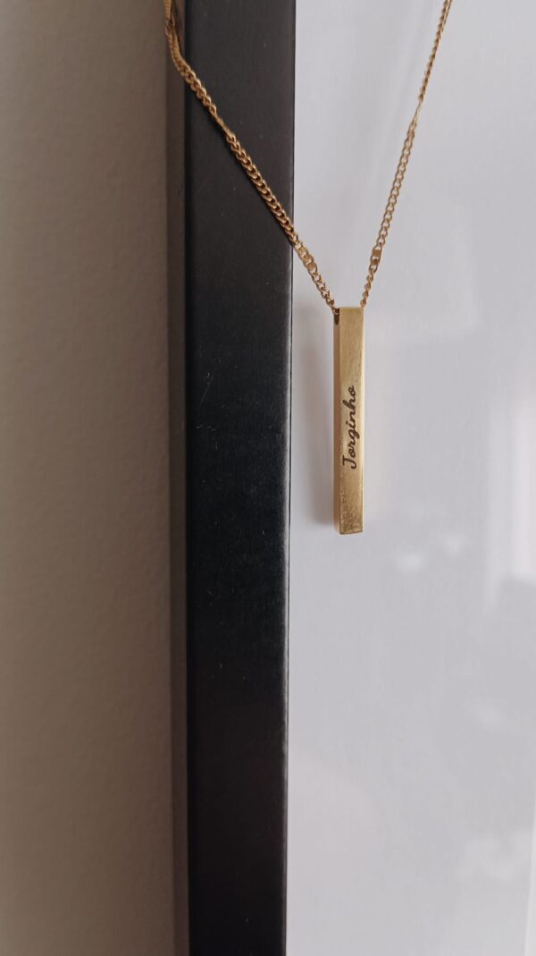 Colar em aço com pendente retangular também em aço, com madrepérola de um dos lados, sendo que no caso de ser personalizado com gravação, a mesma ficará do lado oposto à madrepérola.