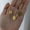 Colar em aço com fio de argolas texturadas, com medalha(s) com zirconia personalizado com gravação