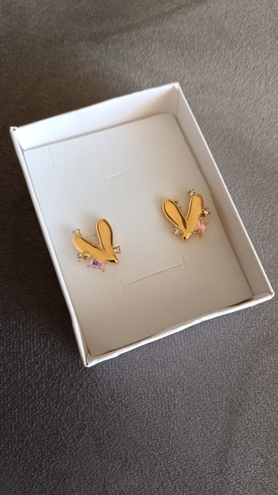 Brincos em aço em forma de coração com brilhantes rosa e brancos