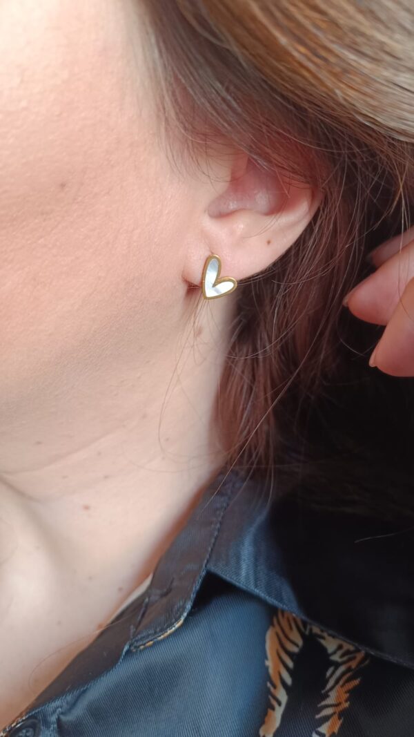 Brincos em aço em forma de coração com madrepérola ao centro